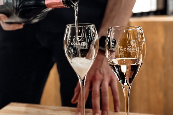 Oslavy Vánoc a Silvestra: Svěží prosecco, nenahraditelná franciacorta nebo vznešené metodo classico